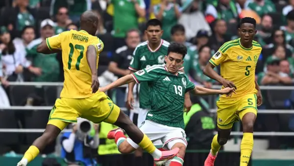 Aksi Gilberto Mora saat membela Mexico menghadapi Afrika Selatan. (Sumber: web/en.as.com)