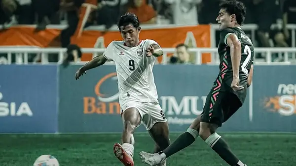 Aksi Dimas Adi saat mencoba merebut bola dari pemain Australia (Sumber: Instagram/@timnasindonesia)