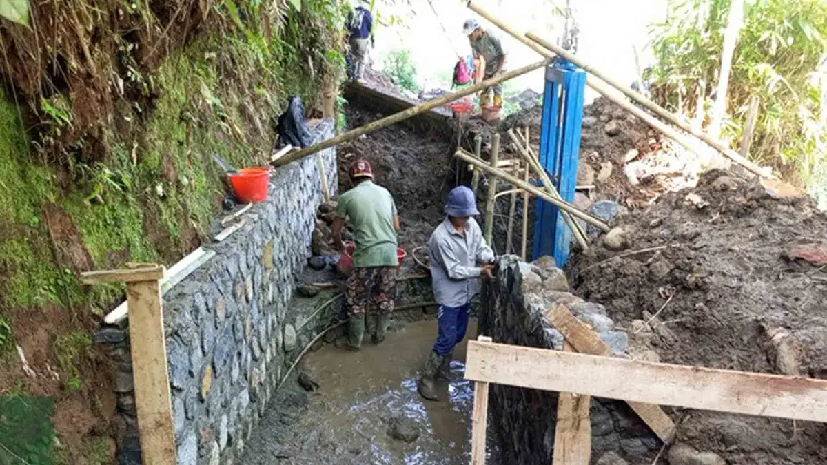 Dinas PU Sukabumi Bangun Kembali Irigasi Cipamatutan yang Terputus Akibat Banjir