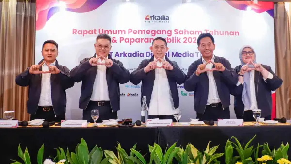 Jajaran Dewan Komisaris dan Direksi PT Arkadia Digital Media Tbk berpose seusai pelaksanaan Rapat Umum Pemegang Saham Tahunan (RUPST) Perseroan di Hotel Kimaya Slipi, Jakarta, Jumat (12/6/2026). (Sumber Foto: Dok. Arkadia)