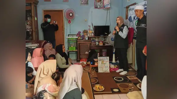 Dokter Gigi Ahli Pertama Puskesmas Ciambar, drg. Corie Denamawarti, memberikan edukasi kesehatan gigi dan mulut kepada masyarakat dalam kegiatan Kader Gigi Gesit. (Sumber Foto: Istimewa)
