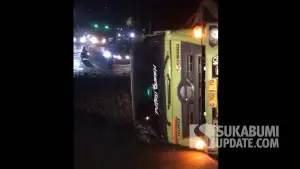Truk tronton terguling di Tanjakan Baeud Warungkiara Sukabumi, Jumat (12/6/2026) malam. (Sumber Foto: Istimewa)