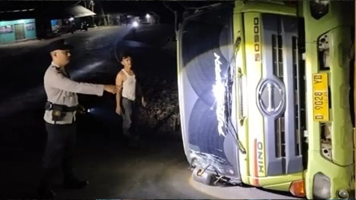 Kronologis Dump Truck Muatan Sirtu Terguling di Tanjakan Baeud Warungkiara