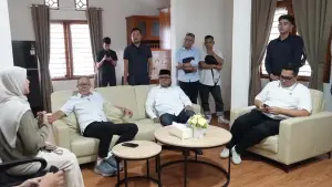 Wali Kota Sukabumi Ayep Zaki saat berbincang dengan Wali Kota Banjar Sudarsono | Foto : Dokpim