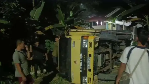 Warga ramai-ramai evakuasi truk bermuatan kayu terguling di Cidadap Kabupaten Sukabumi | Foto : dok. warga