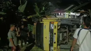 Warga ramai-ramai evakuasi truk bermuatan kayu terguling di Cidadap Kabupaten Sukabumi | Foto : dok. warga
