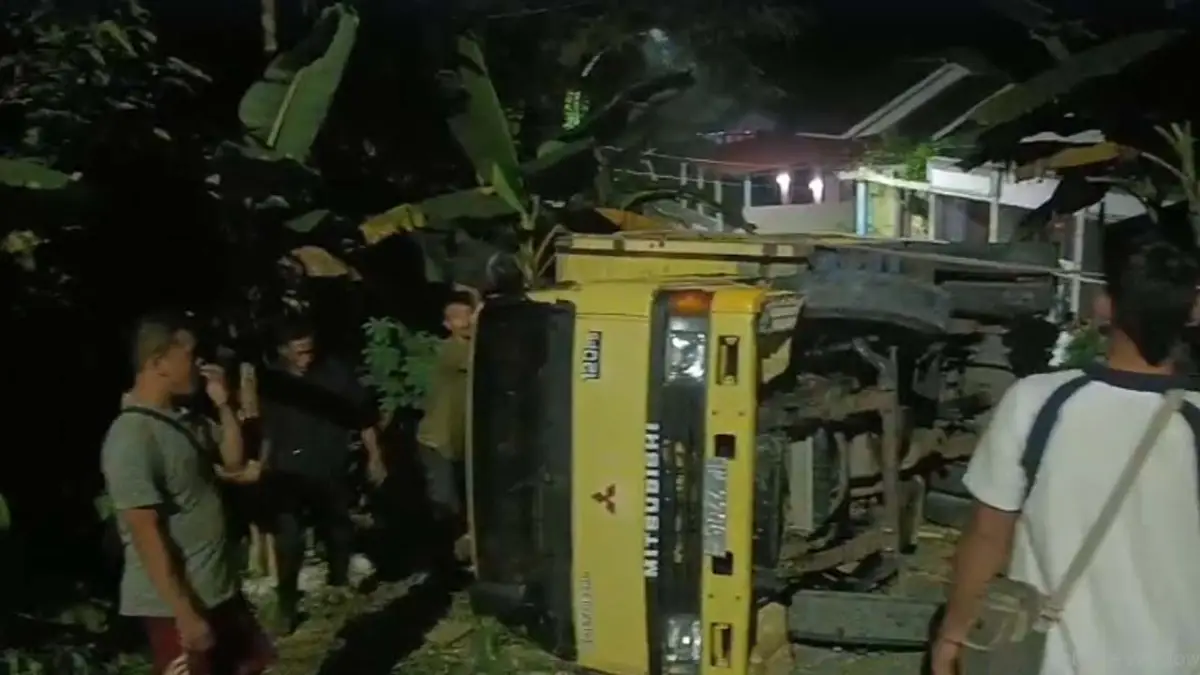 Truk Bermuatan Kayu Terguling di Tanjakan Sempur Sukabumi, Warga Evakuasi Ramai-ramai