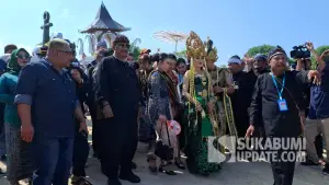 Bupati Sukabumi Asep Japar hadir dalam rangkaian Syukuran Nelayan Ujunggenteng ke-60 Tahun 2026 di Kecamatan Ciracap, Minggu (14/6/2026). (Sumber Foto: SU/Ragil Gilang)