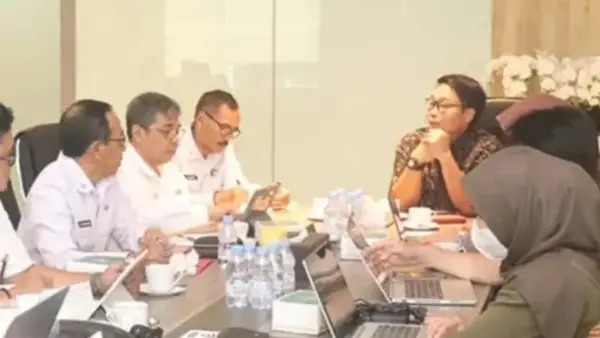Kepala Dinas PU Kabupaten Sukabumi Uus Pirdaus saat mengikuti agenda audiensi Pemkab Sukabumi bersama Bappenas, Selasa (2/6/2026). (Sumber Foto: Prokompim Pemkab Sukabumi)