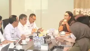 Kepala Dinas PU Kabupaten Sukabumi Uus Pirdaus saat mengikuti agenda audiensi Pemkab Sukabumi bersama Bappenas, Selasa (2/6/2026). (Sumber Foto: Prokompim Pemkab Sukabumi)