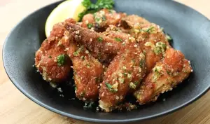 Resep Garlic Butter Chicken Wings, Hidangan Simple yang Mengenyangkan (Sumber : Youtube | Devina Hermawan)