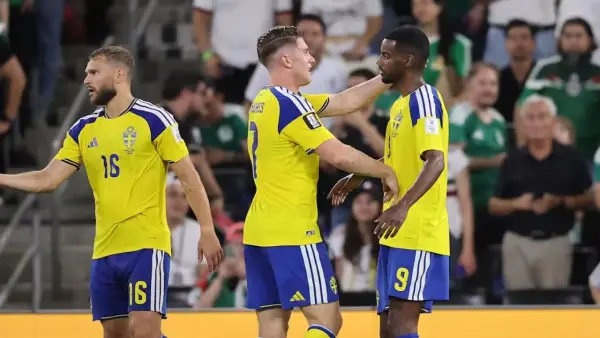 Aksi Viktor Gyokeres dan Alexander Isak setelah berhasil memberikan kemenangan untuk Swedia atas Tunisia. (Sumber: web/bbc.com)