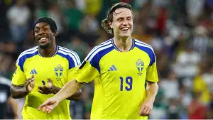Aksi Mathias Svanberg setelah berhasil mecetak gol untuk Swedia saat menghadapi Tunisia (Sumber: web/en.as.com)