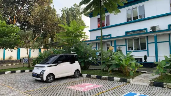 Clean Energy Day, PLN UP3 Sukabumi mengajak pegawai menggunakan Electric Vehicle atau Kendaraan Listrik, transportasi umum, hingga berjalan kaki. (Sumber Foto: Dok. PLN)