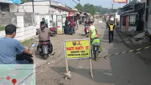 Pekerjaan rekonstruksi jalan ruas Parungkuda-Langbow di Kecamatan Ciambar, Kabupaten Sukabumi, mulai dilaksanakan dengan konstruksi perkerasan beton. (Sumber : Dinas PU).