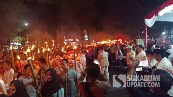 Pawai obor dalam rangka Peringatan 1 Muharram 1448 Hijriah di Palabuhanratu, Kabupaten Sukabumi. (Sumber : SU/Ilyas).