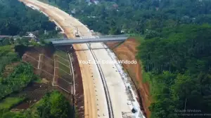Tangkapan layar progres pembangunan Tol Bocimi seksi 3. (Sumber: Youtube Edwar Widodo)