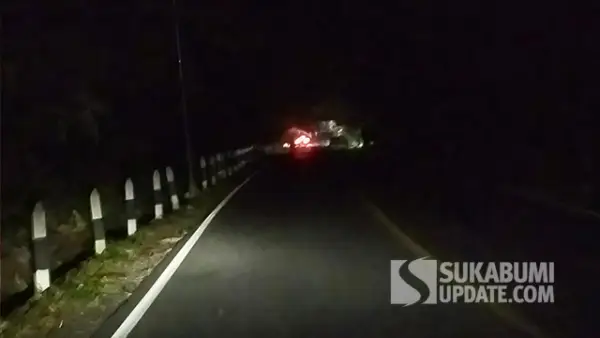 Jalur nasional Palabuhanratu-Cisolok yang gelap gulita saat malam hari, karena minimnya penerangan jalan umum (PJU) (Sumber : SU/Ilyas).