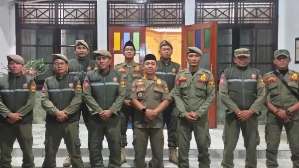 Personil Satpol-PP Kabupaten Sukabumi bersiap mengawal pawai obor 1 muharam. Senin (15/6/2026). (Sumber: Istimewa)