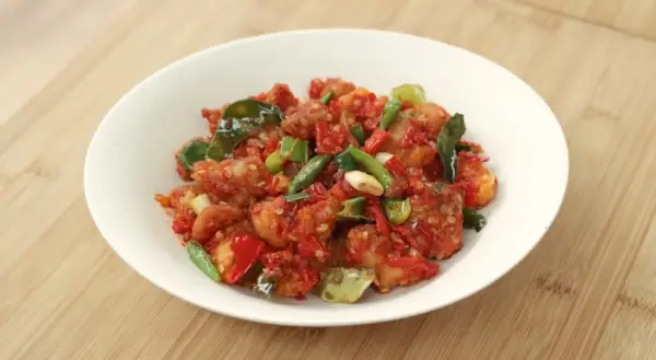 Resep Ayam Krispi Balado, Hidangan Pedas Gurih yang Bikin Nagih (Sumber : Youtube | Devina Hermawan)