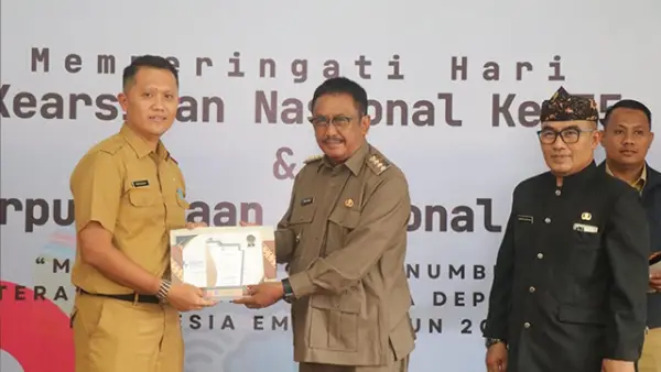 Sekretaris Dinas Pendidikan Kabupaten Sukabumi, Herdiawan Waryadi (Kiri) dan Bupati Sukabumi Asep Japar (Kanan). (Sumber : Dok disdik.)