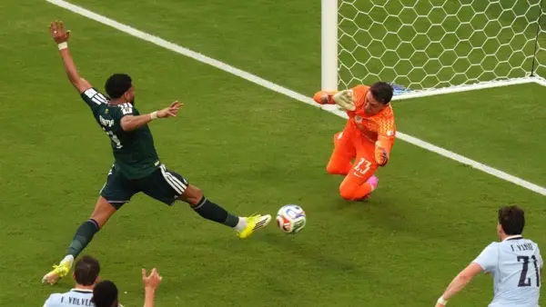 Gol Abdulelah Al Amri ke gawang Fernando Muslera saat Arab Saudi bertemu Uruguay (Sumber: web/skysports.com)