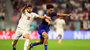 Duel pemain Iran dan Amerika Serikat di Piala Dunia 2022 lalu. (Sumber: web/en.as.com)