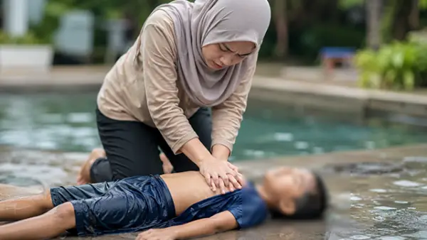 Ilustrasi - Teknik Cardiopulmonary Resuscitation (CPR) atau Resusitasi Jantung Paru (RJP) kepada bocah yang terpeleset dan di kolam wisata Oasis Sukabumi. (Sumber : AI/ChatGPT).