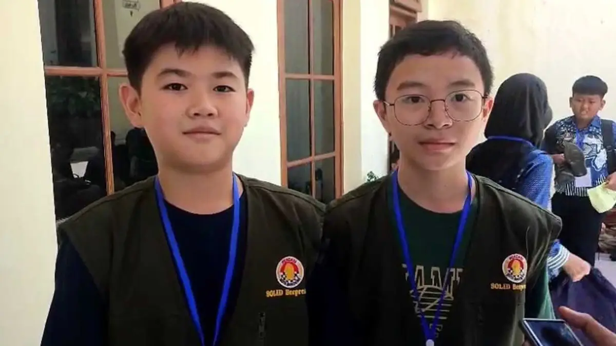 Kenzo (kiri) bermimpi jadi grand master catur dunia seperti Magnus Carlsen.