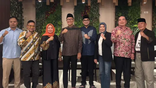 Wali Kota Sukabumi Ayep Zaki dan Wakil Wali Kota Bobby Maulana saat berfoto bersama enam pimpinan parpol di Kota Sukabumi. (Sumber Foto: Istimewa)