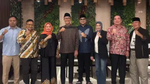 Wali Kota Sukabumi Ayep Zaki dan Wakil Wali Kota Bobby Maulana saat berfoto bersama enam pimpinan parpol di Kota Sukabumi. (Sumber Foto: Istimewa)