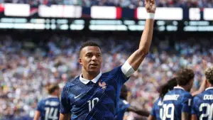 Selebrasi Kylian Mbappe setelah berhasil mencetak gol untuk Prancis ke gawang Senegal. (Sumber: web/espn.com)