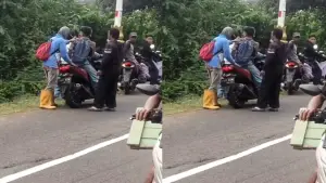 Warga saat mengevakuasi korban tawuran di Loji, Simpenan, Kabupaten Sukabumi | Foto : dok. warga