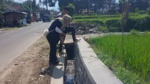 Pengecekan kualitas pembuatan selokan tembok pinggi jalan Cisaat - Situgunung (Sumber: dok dpu)