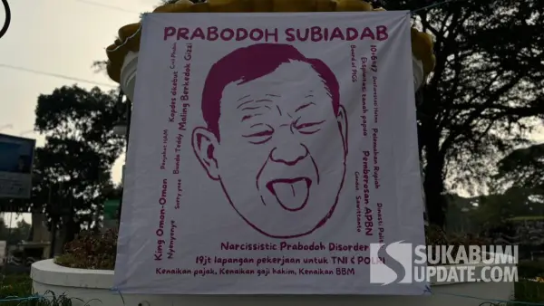 Baliho kritis kebijakan tak pro rakyat, Aksi mahasiswa Nusa Putra di Tugu Adipura Kota Sukabumi (Sumber: sukabumiupdate)