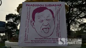 Baliho kritis kebijakan tak pro rakyat, Aksi mahasiswa Nusa Putra di Tugu Adipura Kota Sukabumi (Sumber: sukabumiupdate)