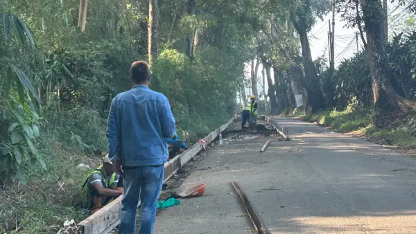 Rekonstruksi Jalan Parungkuda-Bojongpari oleh Dinas PU Kabupaten Sukabumi. (Sumber: Istimewa)