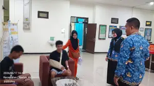 Dua korban pembacokan asal Kecamatan Nagrak, Kabupaten Sukabumi, di RSUD Sekarwangi sesaat sebelum dipulangkan. (Sumber : Istimewa.)