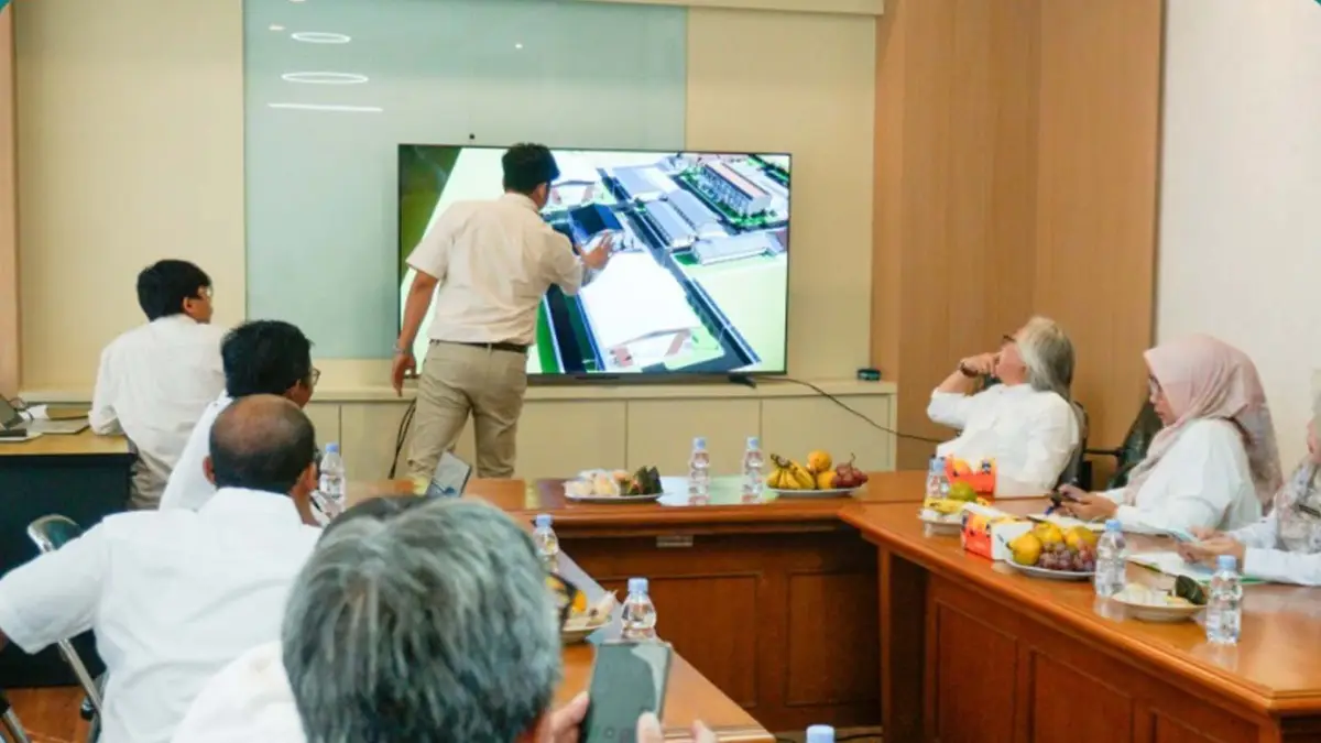 Kepala BP Mektan Jabar Anggi Jingga saat memaparkan progres pembangunan dua gedung lab baru di depan pimpinan Distanhorti Jabar.