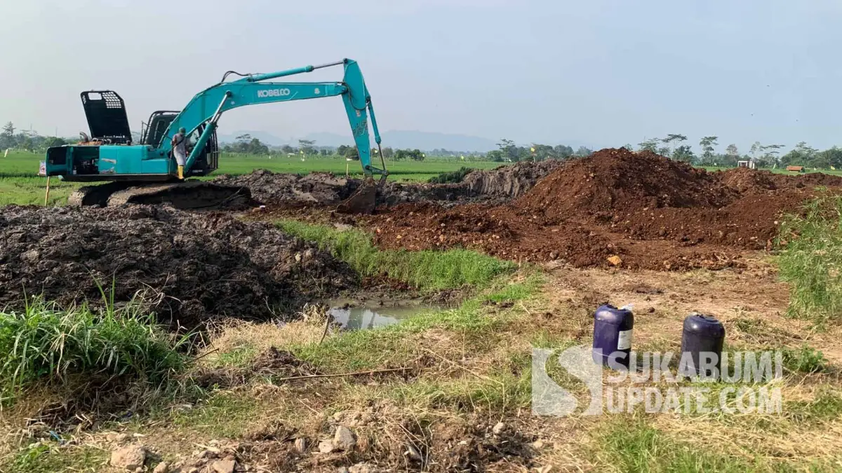 Alat berat melakukan pekerjaan urugan lahan di kawasan UPTD BP Mektan Jabar, Bojongpicung, Cianjur, Rabu (17/6/2026). Pekerjaan ini merupakan tahap awal pembangunan Laboratorium Uji Pompa Air dan Uji Daya Mesin.