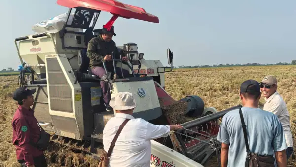 Peserta pelatihan mendapat pembekalan langsung dari instruktur saat simulasi penggunaan combine harvester bantuan Kementerian Pertanian di Kabupaten Bekasi. (Sumber Foto: Dok. BP Mektan Jabar)