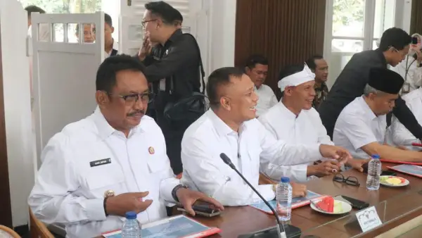 Bupati Sukabumi Asep Japar saat menghadiri kegiatan Penandatanganan Deklarasi Bersama dan Pakta Integritas para pemegang Izin Usaha Pertambangan (IUP) di Bandung, Kamis (18/6/2026) | Foto : dokpim