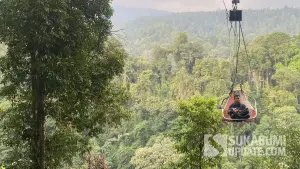 Wahana keranjang sultan langit di Situ Gunung Sukabumi (Sumber: sukabumiupdate)