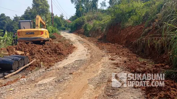 Alat berat milik Dinas PU Kabupaten Sukabumi saat diterjunkan ke lokasi untuk mematangkan pengaspalan di Ruas Jalan Cijaksa–Mataram, Kecamatan Jampangkulon. (Sumber Foto: Dok. Dinas PU)