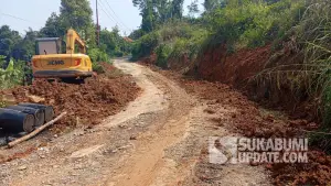 Alat berat milik Dinas PU Kabupaten Sukabumi saat diterjunkan ke lokasi untuk mematangkan pengaspalan di Ruas Jalan Cijaksa–Mataram, Kecamatan Jampangkulon. (Sumber Foto: Dok. Dinas PU)