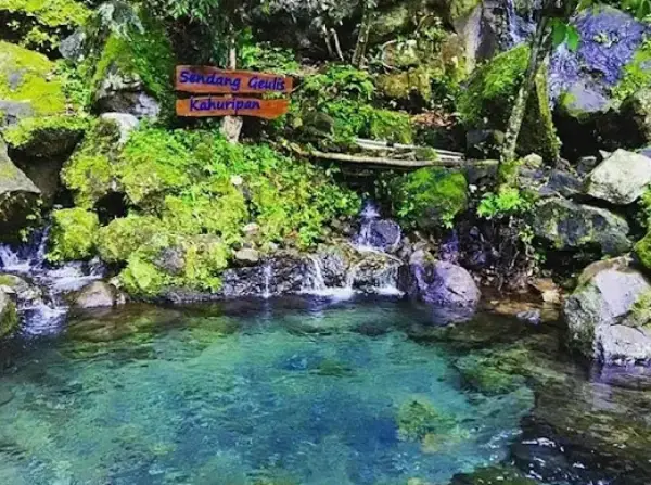 Sendang Geulis Kahuripan, salah satu destinasi wisata yang ada di Cikalong Wetan, Bandung Barat (Sumber : Gmaps/Dede Diaz Abdurrahman)
