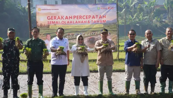 Ade Suryaman, Sekda Kabupatenn Sukabumi saat menghadiri kegiatan Gerakan Percepatan Semai, Olah Lahan, dan Tanam di Desa Nyalindung, Kecamatan Nyalindung, Kamis (18/6/2026). (Sumber: Dokpim)