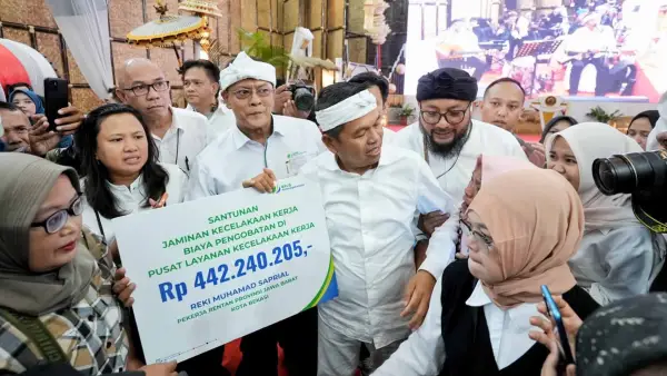 Gubernur Jawa Barat Dedi Mulyadi (KDM) secara simbolis menyerahkan santunan manfaat BPJS Ketenagakerjaan didampingi jajaran Direksi di Gedung Pakuan, Kota Bandung. (Sumber Foto: Humas Jabar)