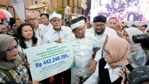 Gubernur Jawa Barat Dedi Mulyadi (KDM) secara simbolis menyerahkan santunan manfaat BPJS Ketenagakerjaan didampingi jajaran Direksi di Gedung Pakuan, Kota Bandung. (Sumber Foto: Humas Jabar)
