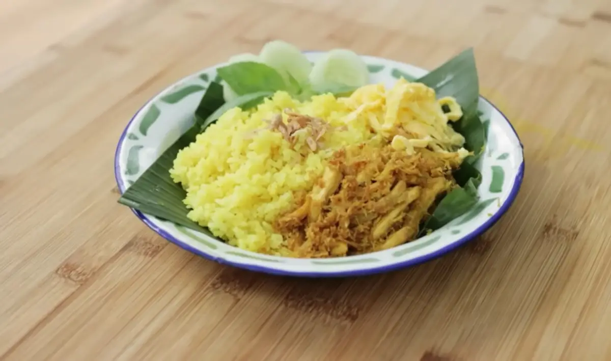 Resep Nasi Kuning Rice Cooker Ayam Suwir Serundeng, Menu untuk Keluarga di Akhir Pekan